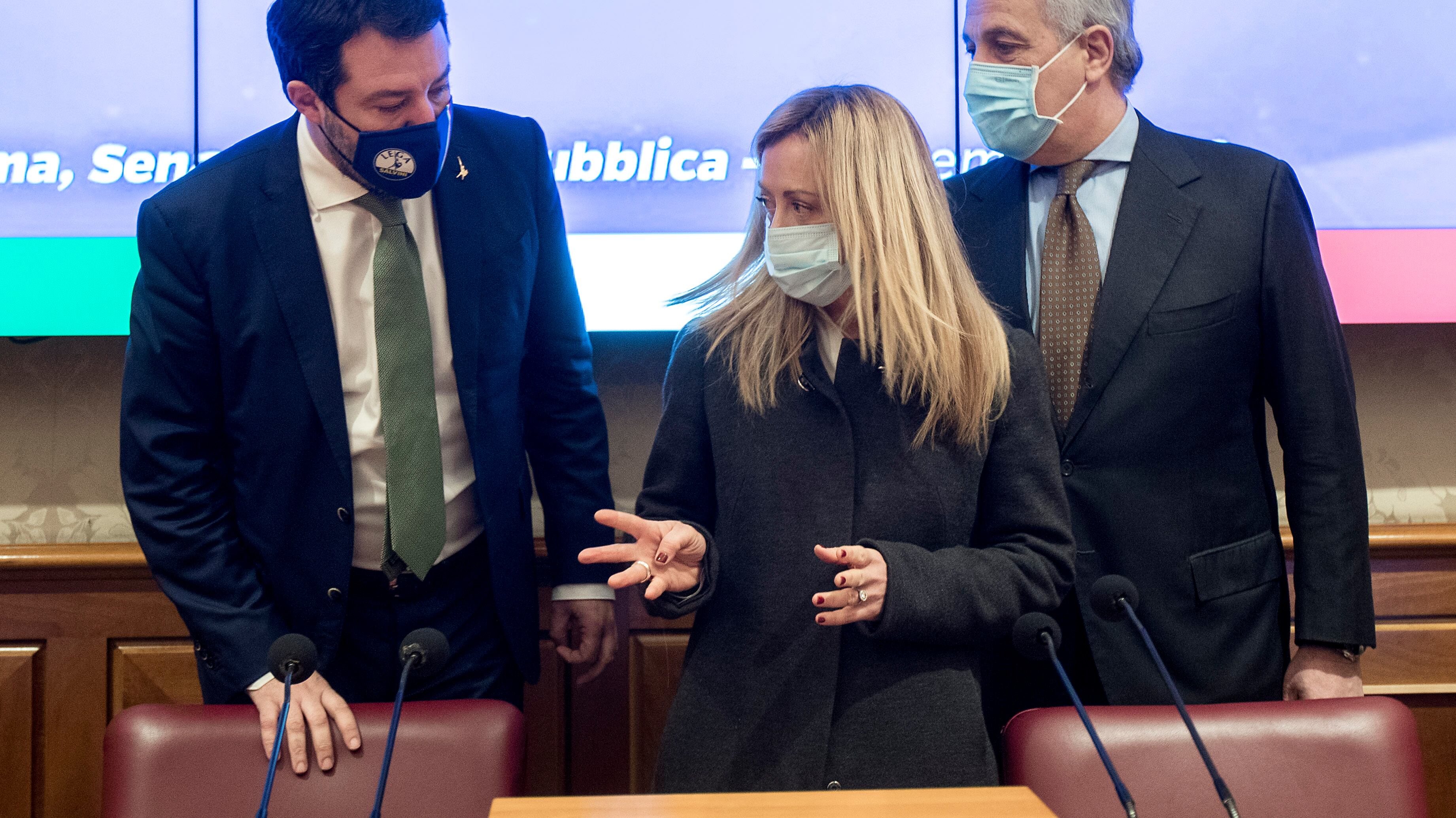 Il silenzio di Mario agita il centrodestra. Meloni lo sostiene, Salvini è dubbioso: "Faccia chiarezza"