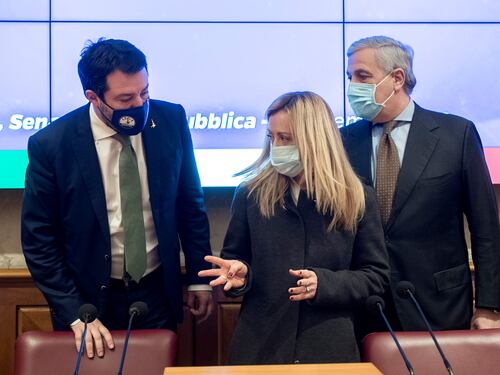 Il silenzio di Mario agita il centrodestra. Meloni lo sostiene, Salvini è dubbioso: "Faccia chiarezza"