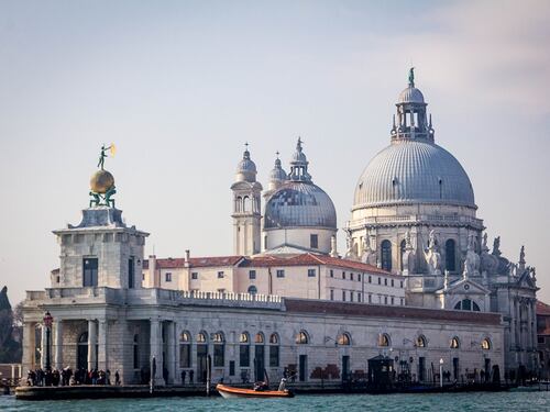 Venezia, fa pipì contro la Basilica della Madonna della Salute, multa da 3mila euro