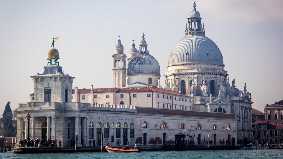 Venezia, fa pipì contro la Basilica della Madonna della Salute, multa da 3mila euro