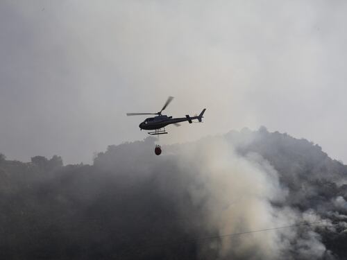 La Sicilia lotta con le fiamme. A Palermo morta una donna. "Era bloccata in ascensore"