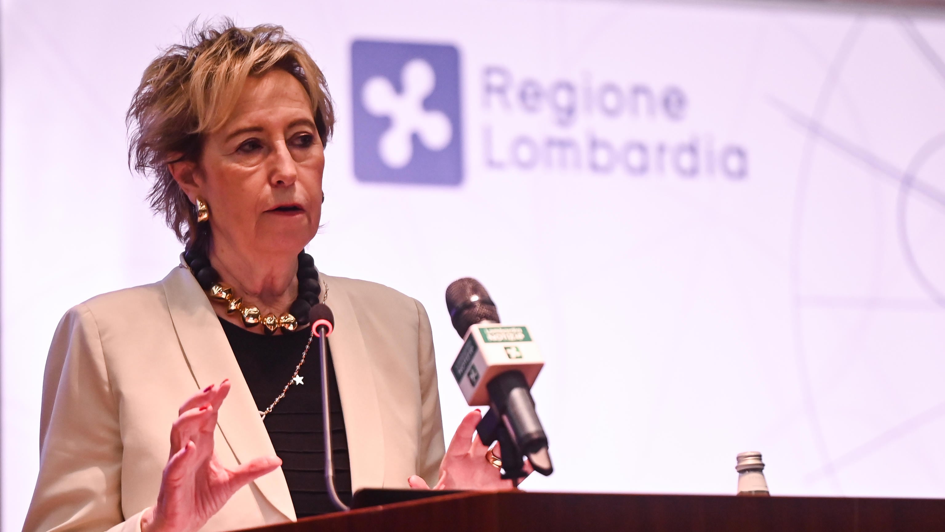 Moratti in piazza col Terzo Polo. Lega all'attacco: "La tua maschera..."