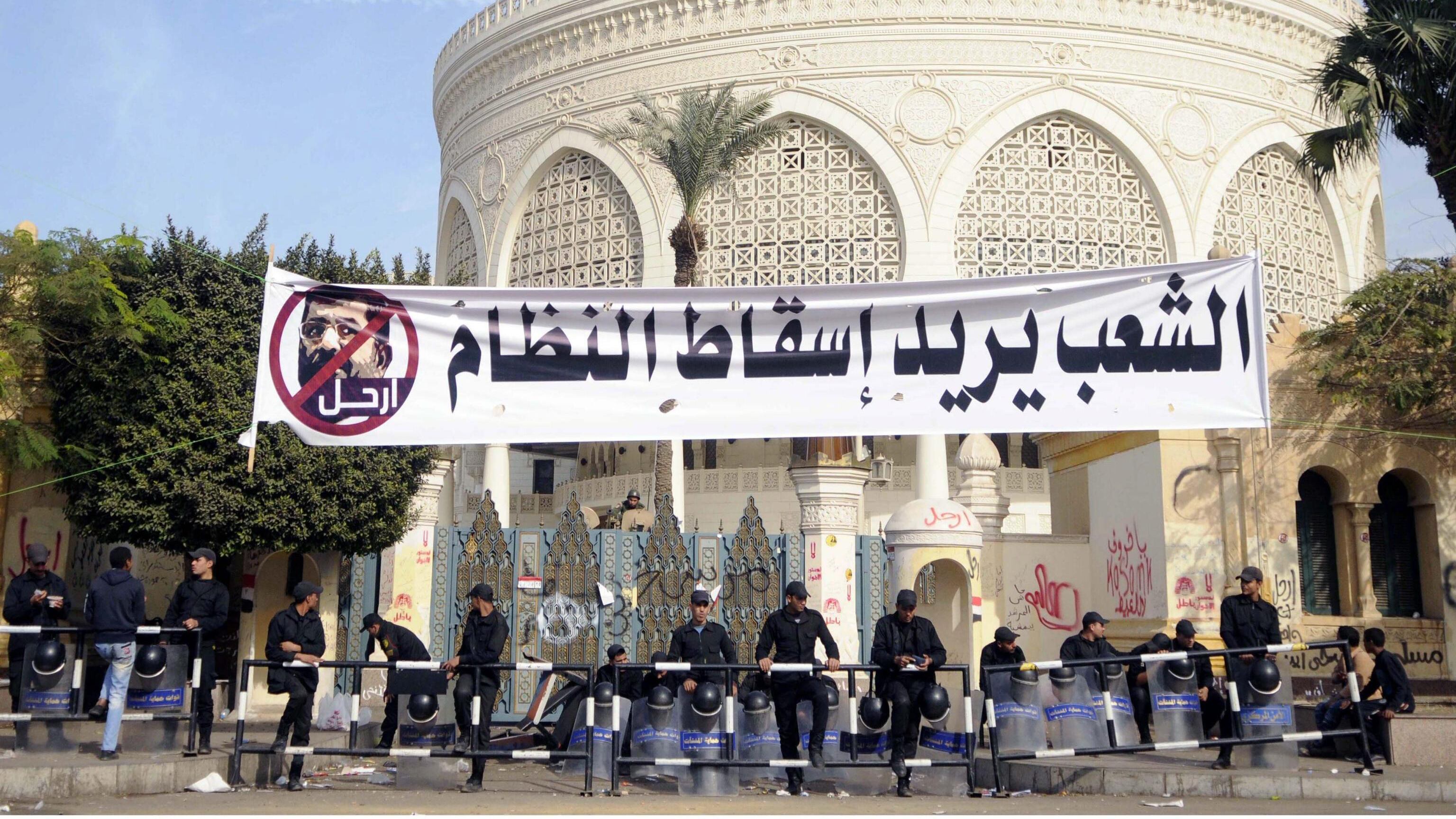 Morsi fa il furbo: con un trucco si è già ripreso i «superpoteri»
