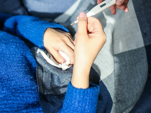 Influenza, l'allarme degli esperti: "In arrivo il picco". Cosa sta girando
