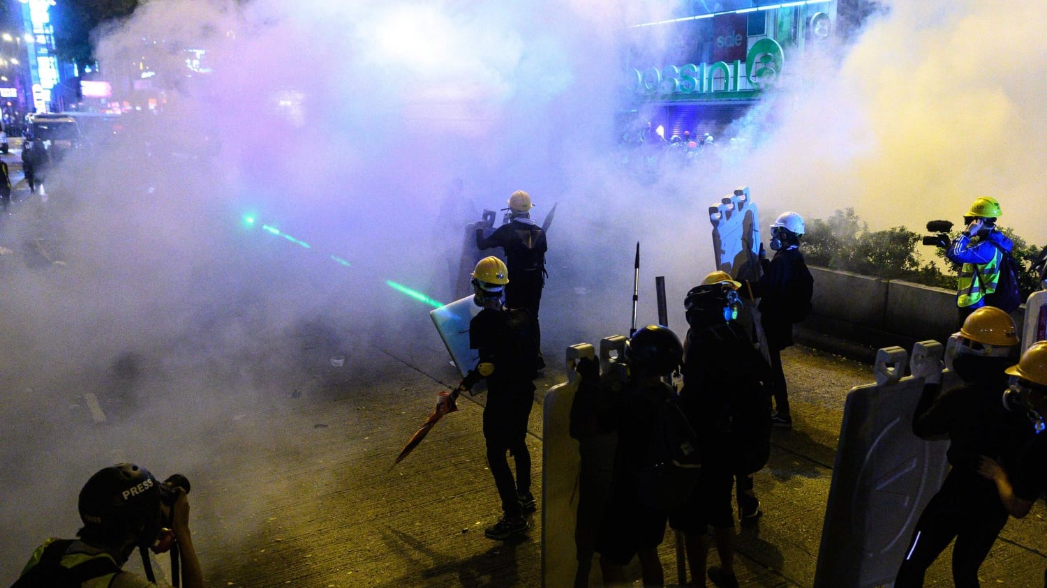Hong Kong, soldati cinesi e blindati al confine: si teme imminente azione di Pechino