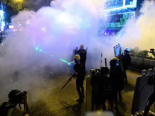 Hong Kong, soldati cinesi e blindati al confine: si teme imminente azione di Pechino