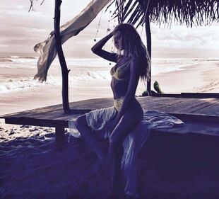 Candice Swanepoel, nudo integrale in Costa Rica 3