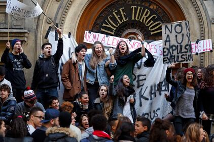 Parigi, liceali insorgono contro l'espulsione di una kosovara 4