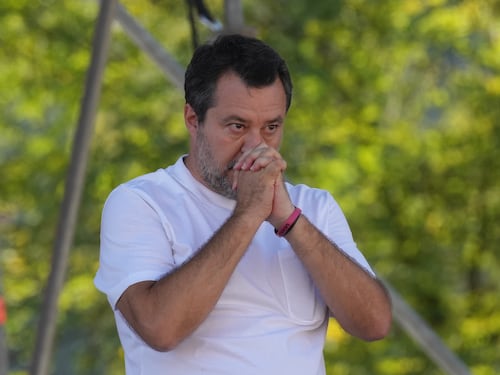 Lega, Salvini incassa la fiducia e rilancia: “Al congresso mi aspetto un altro candidato”