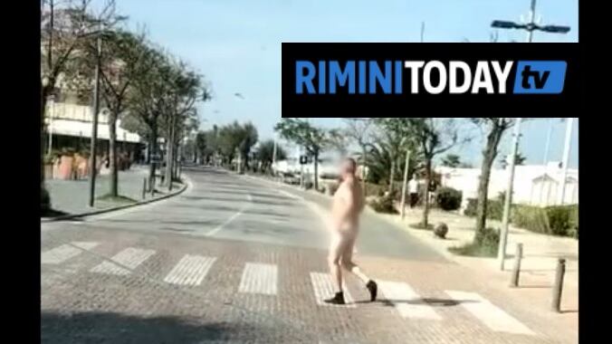 Rimini sotto choc: "Un uomo nudo si aggira tra i negozi"