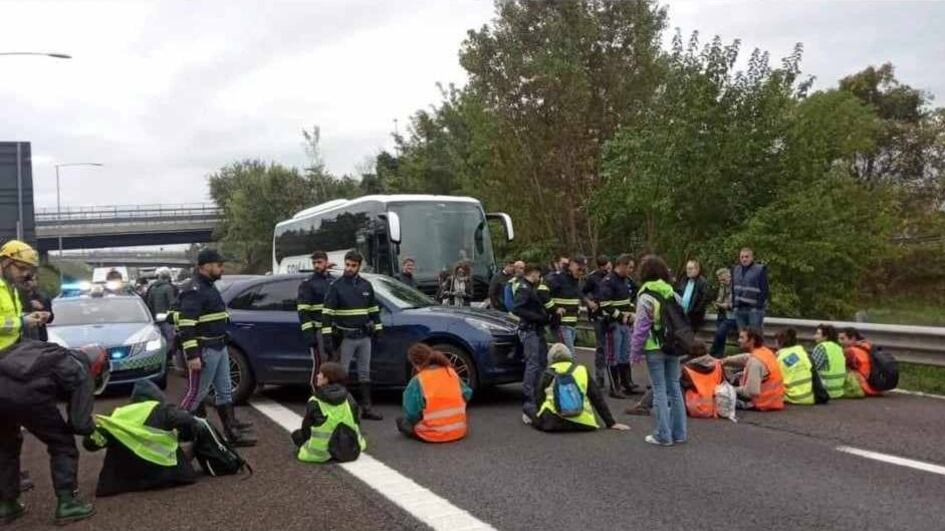 "Agito per scopo superiore", così il giudice ha concesso l'attenuante a Ultima Generazione