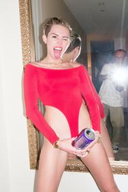Miley Cyrus trasgeressivamente nuda per Terry Richardson 3