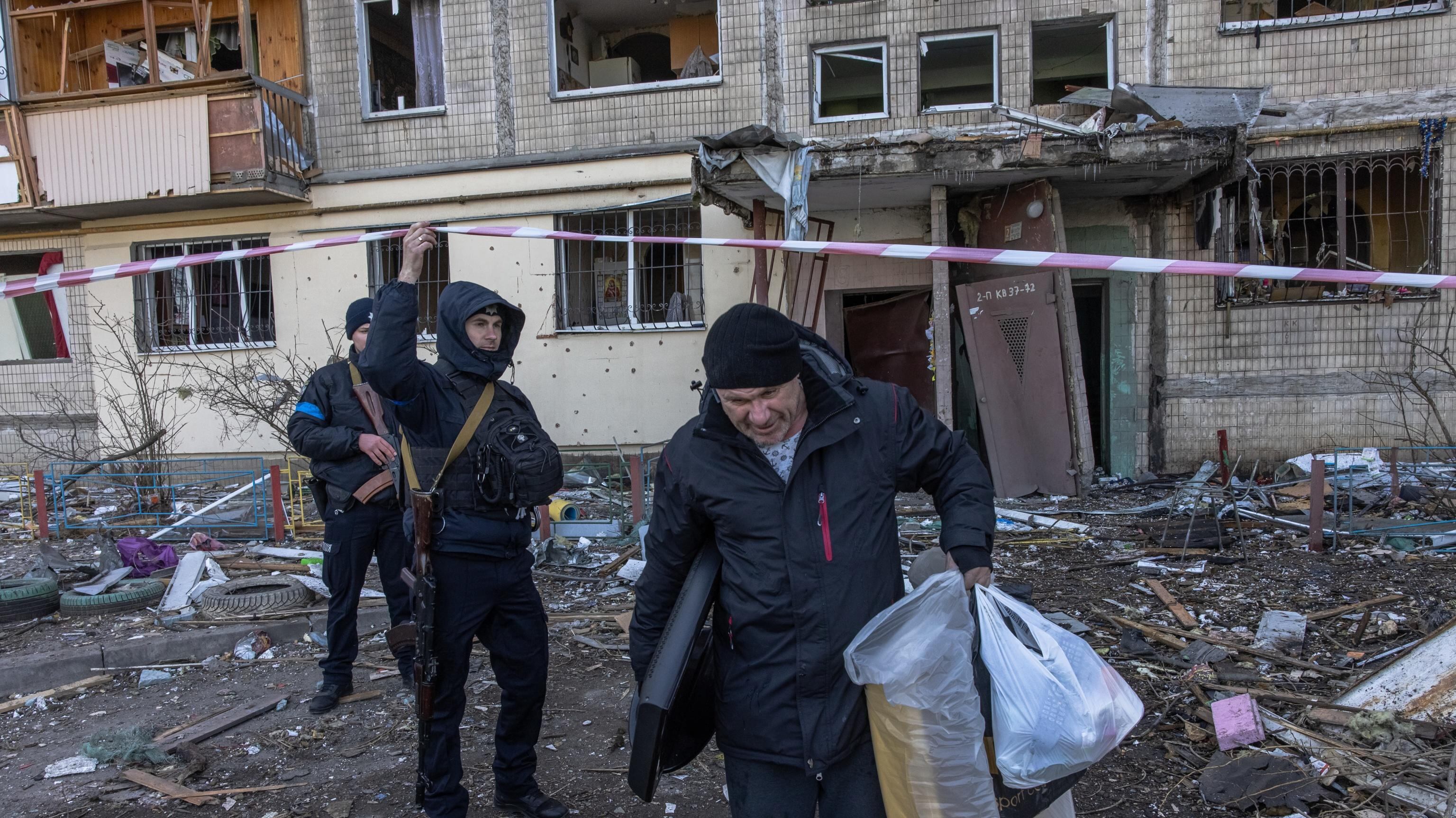 Fuga dall'inferno di Mariupol. Ma i negoziati restano in salita
