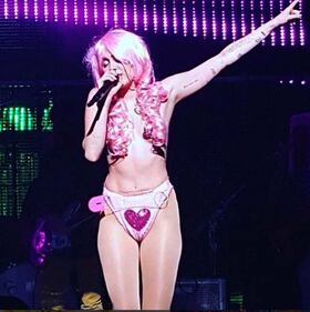 Miley Cyrus chiude il tour con Pamela Anderson 11