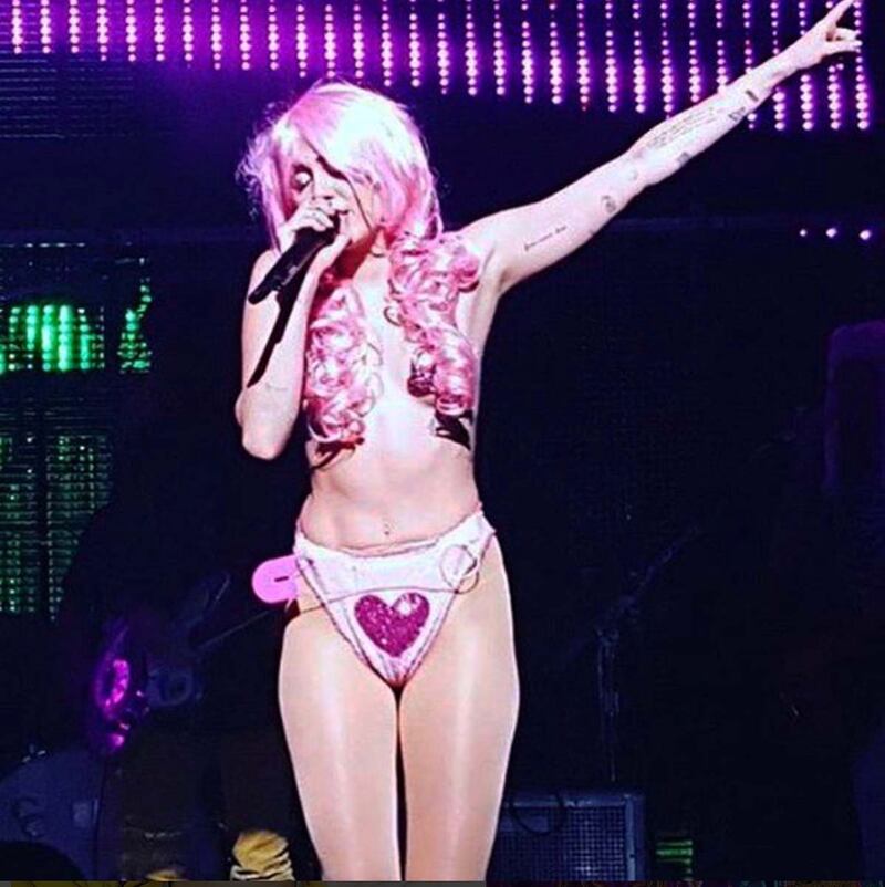 Miley Cyrus chiude il tour con Pamela Anderson 11