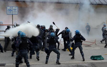 Scontri al Brennero tra black bloc e polizia 8