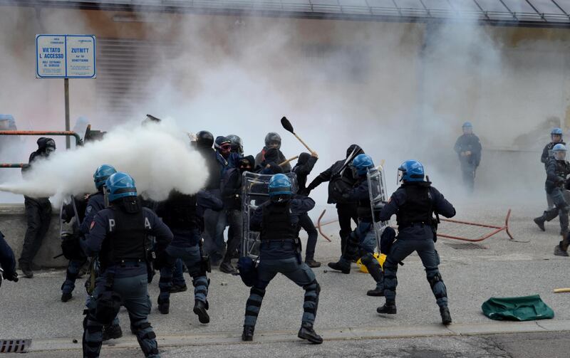 Scontri al Brennero tra black bloc e polizia 8