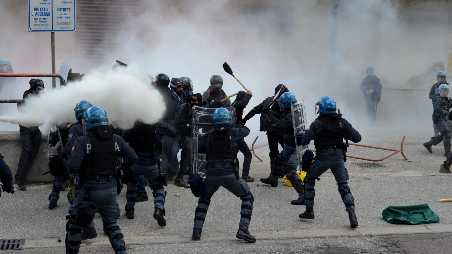 Tornano i black bloc: a Bologna è guerriglia