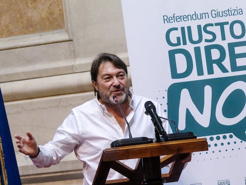 Le sviolinate alle toghe che devono giudicarlo