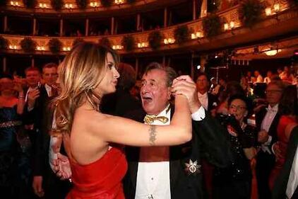 Ballo delle debuttanti: sexy incidente per Elisabetta Canalis 5