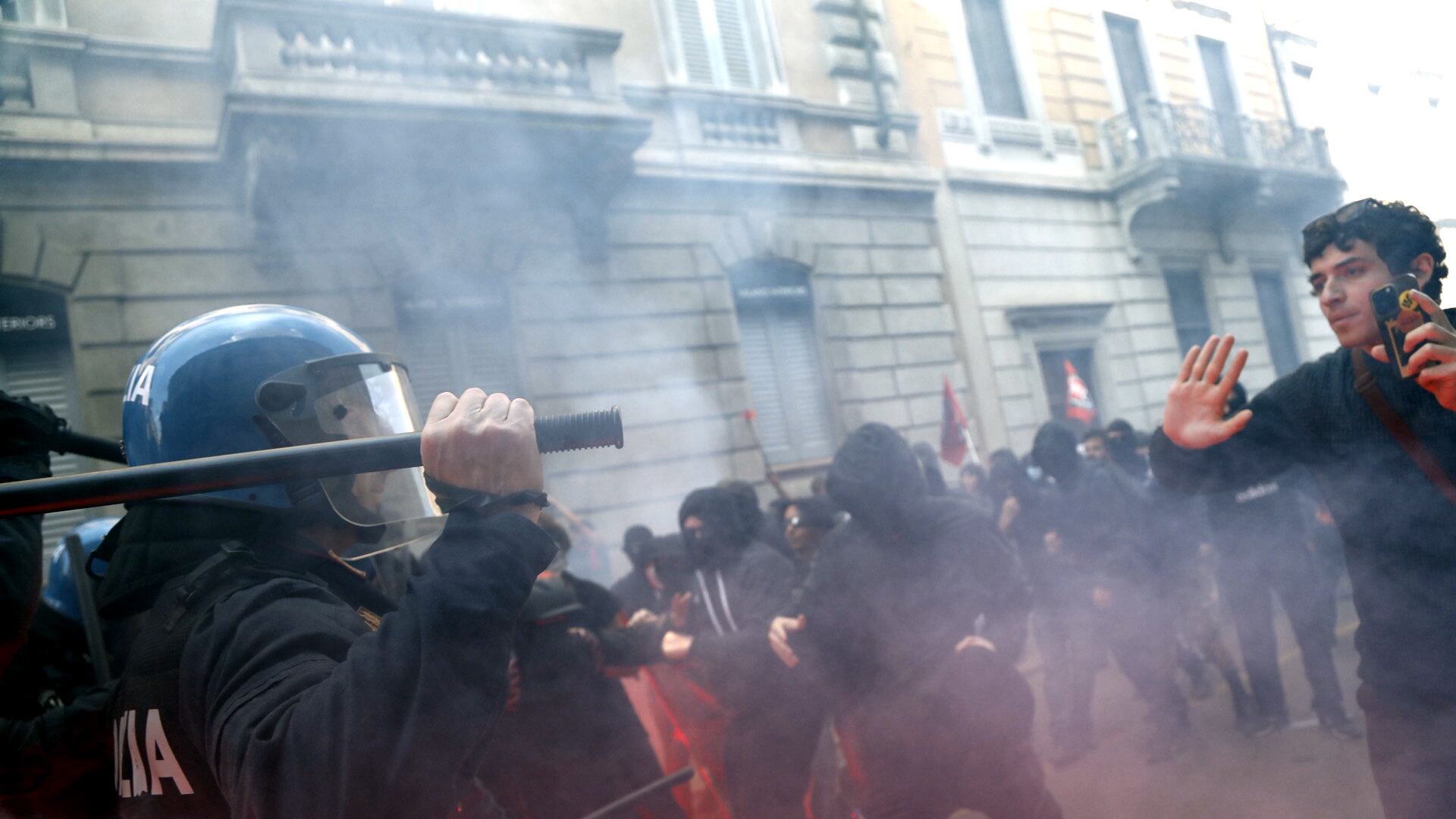 Scontri al corteo contro il "Remigration Summit": petardi contro la polizia e fischi a Sala
