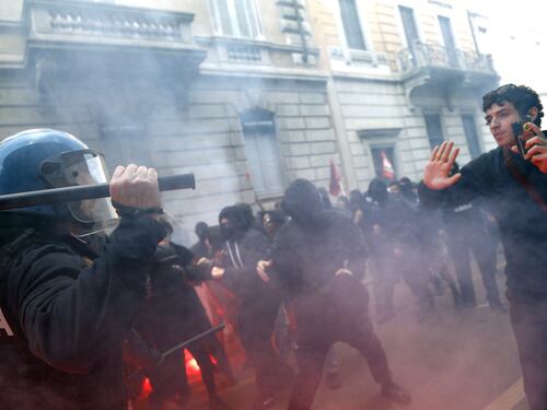 Scontri al corteo contro il "Remigration Summit": petardi contro la polizia e fischi a Sala