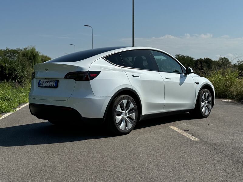 Tesla Model Y Long Range RWD: guarda la gallery del SUV elettrico super efficiente 1