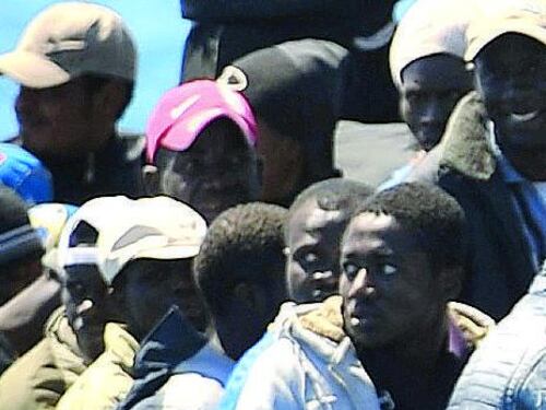 Primo passo contro gli sbarchi: distribuire i profughi nella Ue