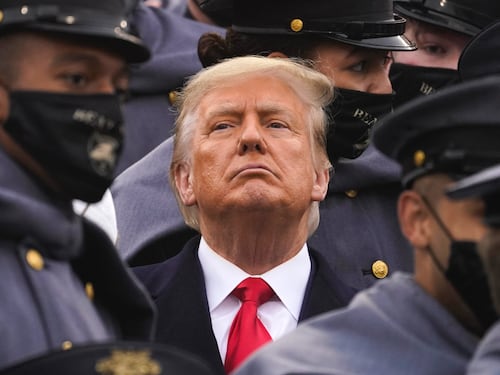 Trump e il vizio di forma che può salvarlo: cosa succederà alla sua candidatura