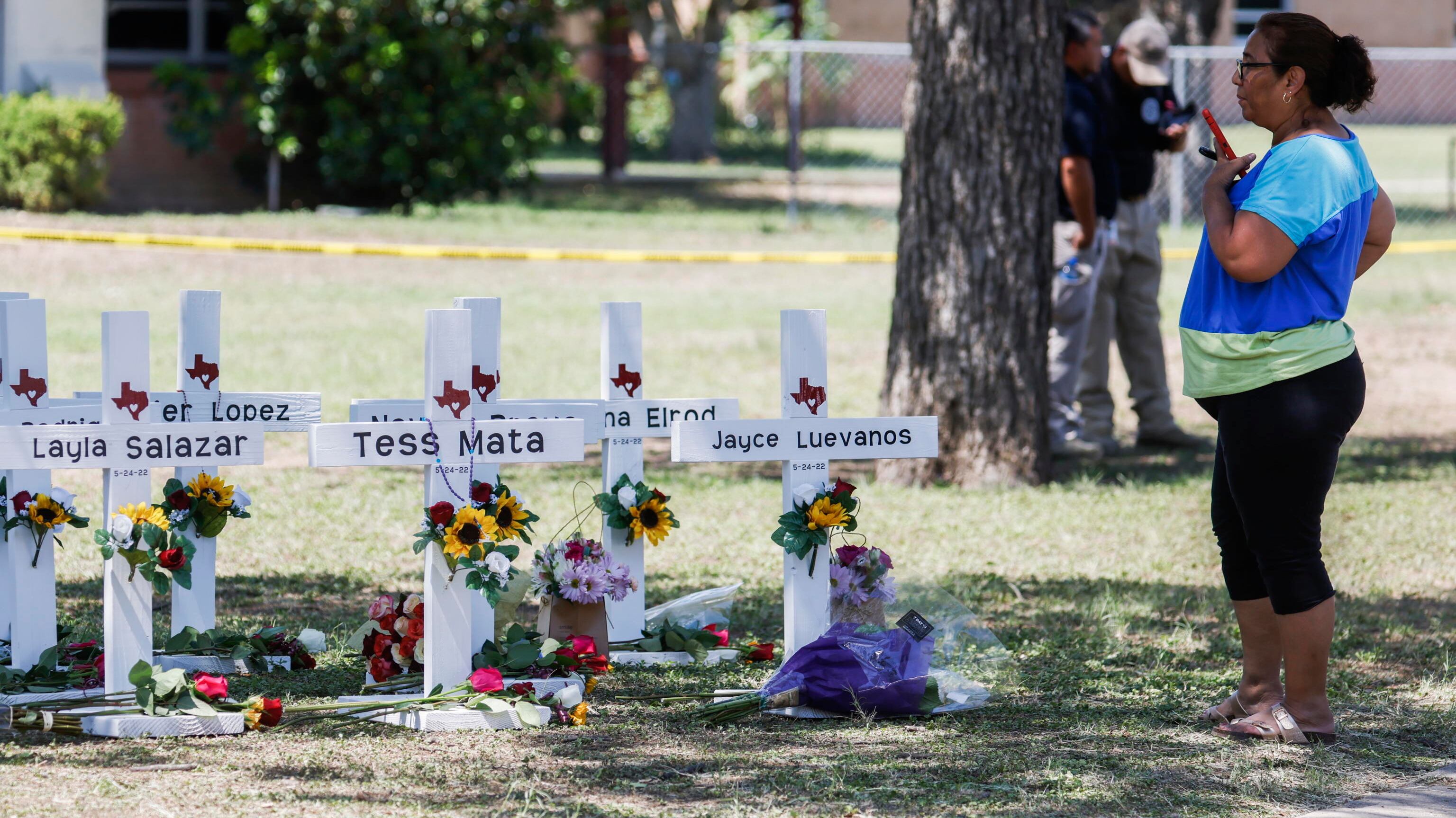 "Morto per il dolore": infarto per il marito di una delle maestre uccise nella strage in Texas