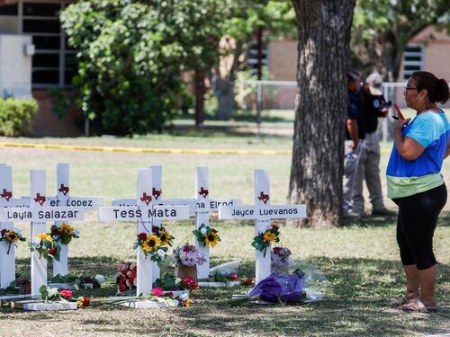 "Morto per il dolore": infarto per il marito di una delle maestre uccise nella strage in Texas