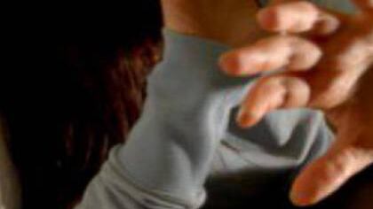 Botte e abusi dal compagno di mamma: a 14 anni salva i fratelli e lo denuncia