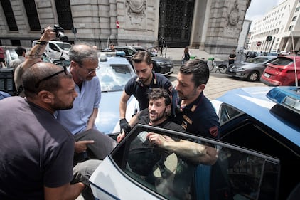 Vernice rossa sulla sede di Jp Morgan: il blitz dei proPal a Milano 5