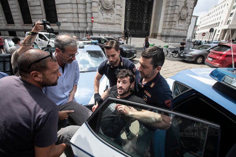 Vernice rossa sulla sede di Jp Morgan: il blitz dei proPal a Milano 5