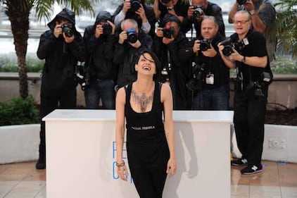 Asia Argento sexy in bikini a righe 28