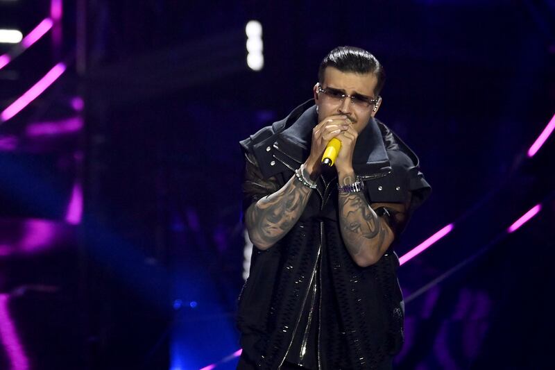 Sanremo 2024: ecco il look della seconda serata del Festival di Geolier 1