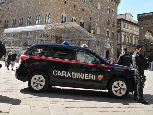 Le botte poi il furto: la furia del migrante contro la giovane