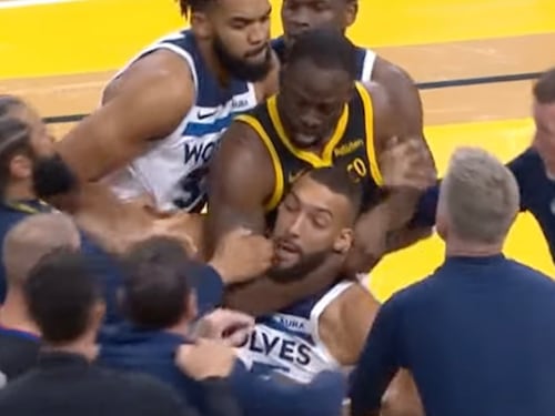 Nba, rissa tra Warriors e Wolves: Green prende per la gola Gobert e rischia grosso