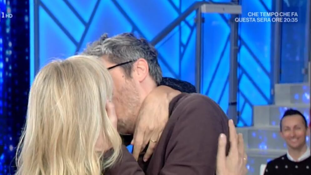 Mara Venier bacia Pif e lancia un messaggio al marito: "Nicola, non essere geloso"