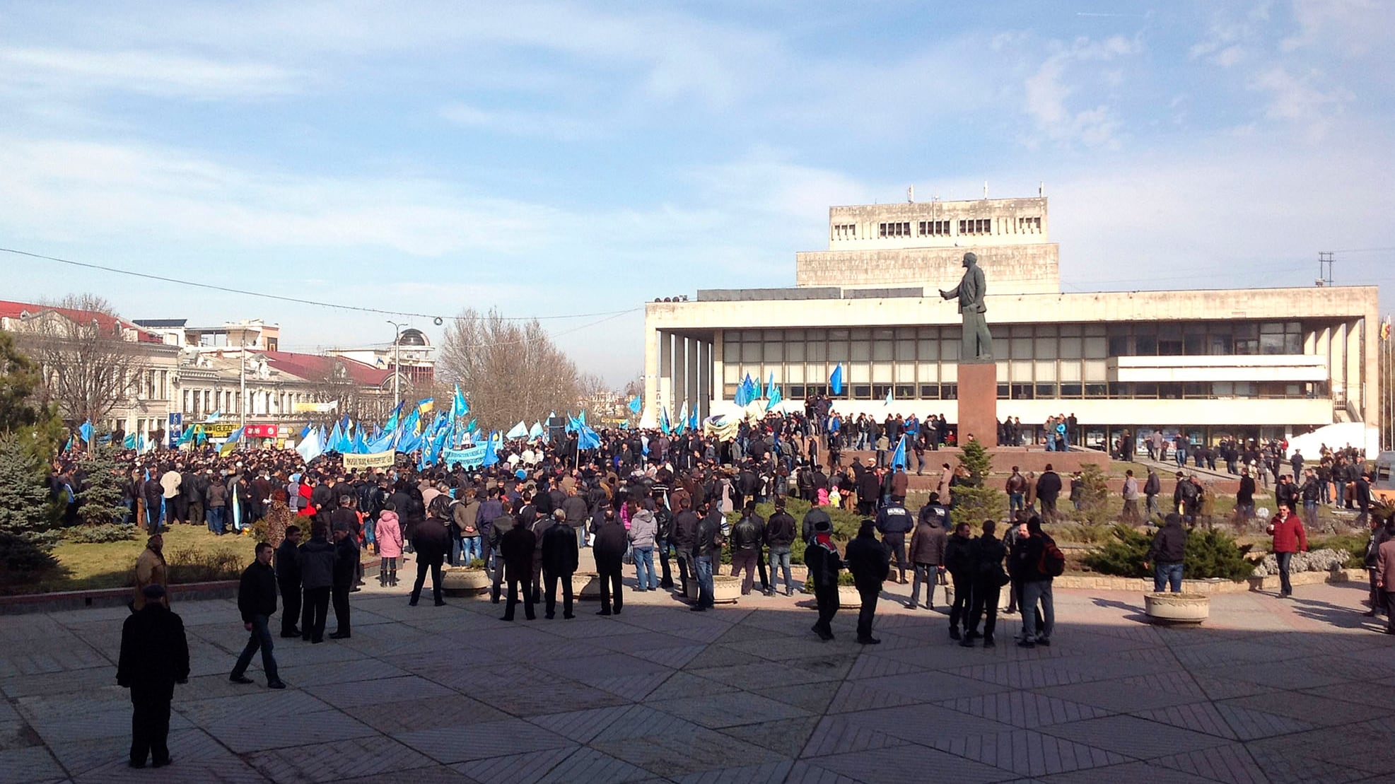 E i filorussi fanno la guardia alle statue di Lenin