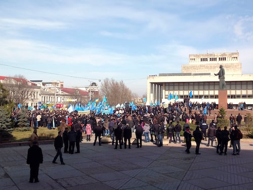 E i filorussi fanno la guardia alle statue di Lenin