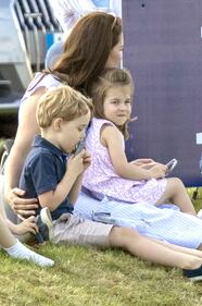 George e Charlotte giocano sull'erba 2