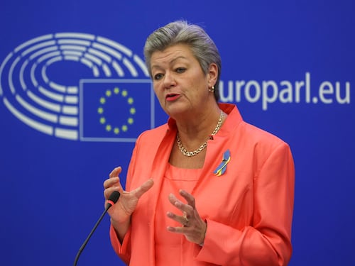 L'Ue minimizza l'emergenza "I migranti falso problema"