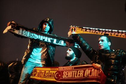 Istanbul, migliaia di tifosi in marcia contro il terrorismo 2