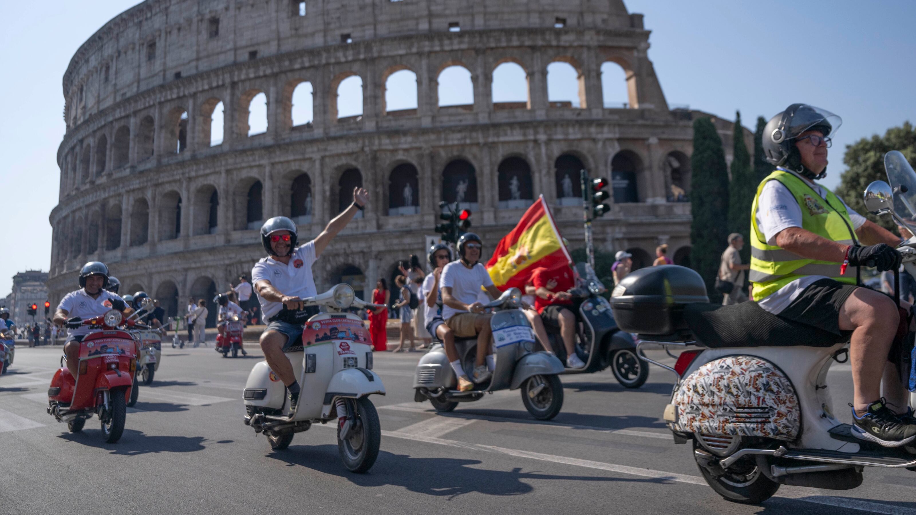 Tutte le Vespa portano a Roma dopo un viaggio lungo 80 anni