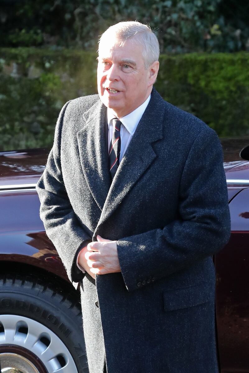 Prima uscita pubblica della regina al fianco del principe Andrea 4