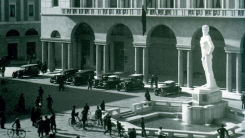 Anche la statua del Ventennio spaventa i rossi