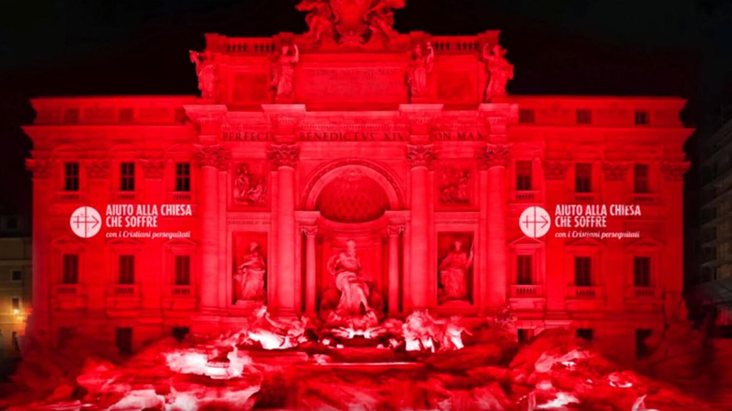 La Fontana di Trevi colorata di rosso dal "sangue" dei cristiani perseguitati