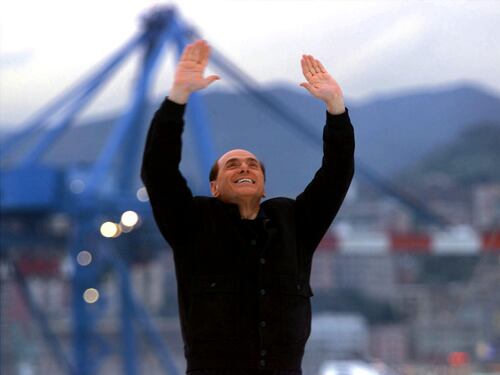 Vergogna Pd-M5s a Genova: via dall'aula durante il silenzio per Berlusconi