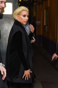 Kardashian cambia look: caschetto biondo platino 18